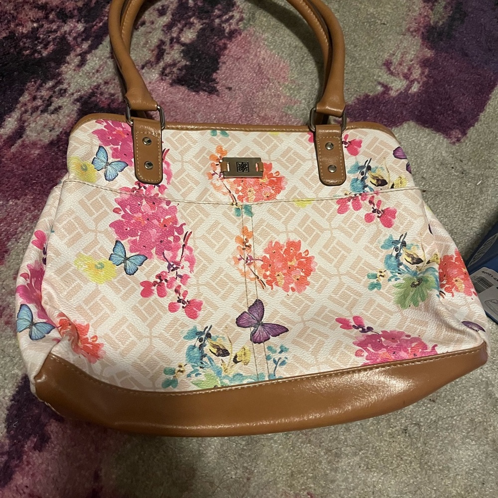 Brand new purse. No tags. It doesn’t list a specific brand on purse.